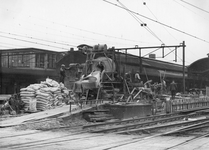 824340 Afbeelding van het storten van beton voor de nieuwe perrontunnel van het Centraal Station te Utrecht.